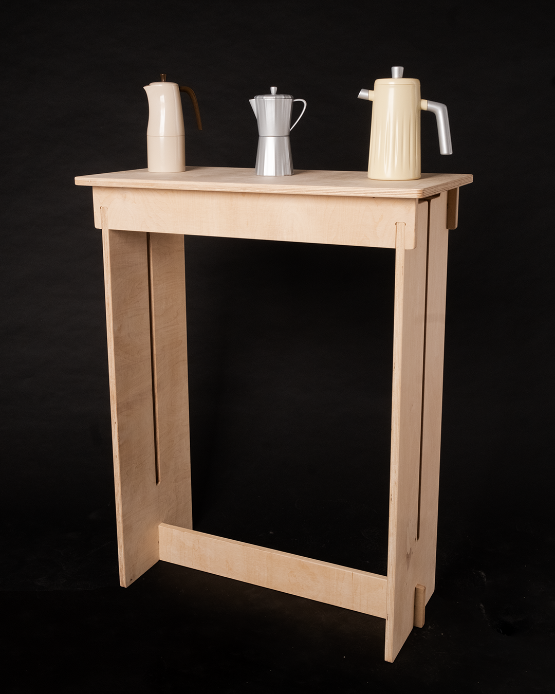 Maja Tyczyńska, Ekspozytor (Autorki dzbanków, od lewej: Zuza Pieczychlebek; Pola Komosa i Hanna Kobylińska; Wiktoria Bielecka i Natalia Ociepa)