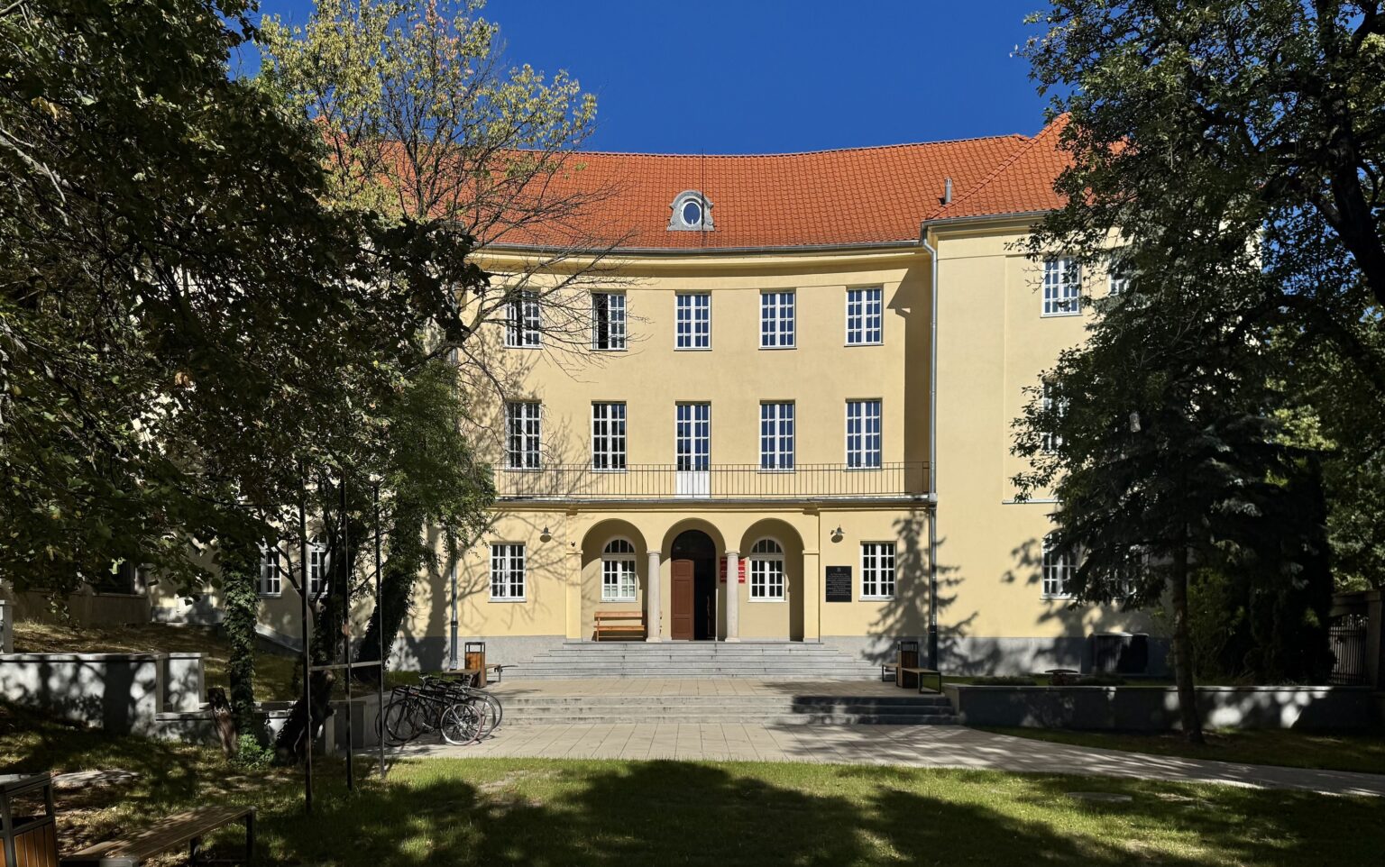 Budynek Wydziału Wzornictwa ASP w Warszawie przy ul. Myśliwieckiej 8, fot. Agnieszka Sural