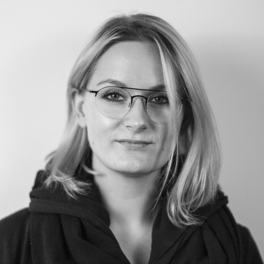 Portret Zuzanny Łąpieś, prowadzącej kurs "Cyfrowy rysunek projektowy"