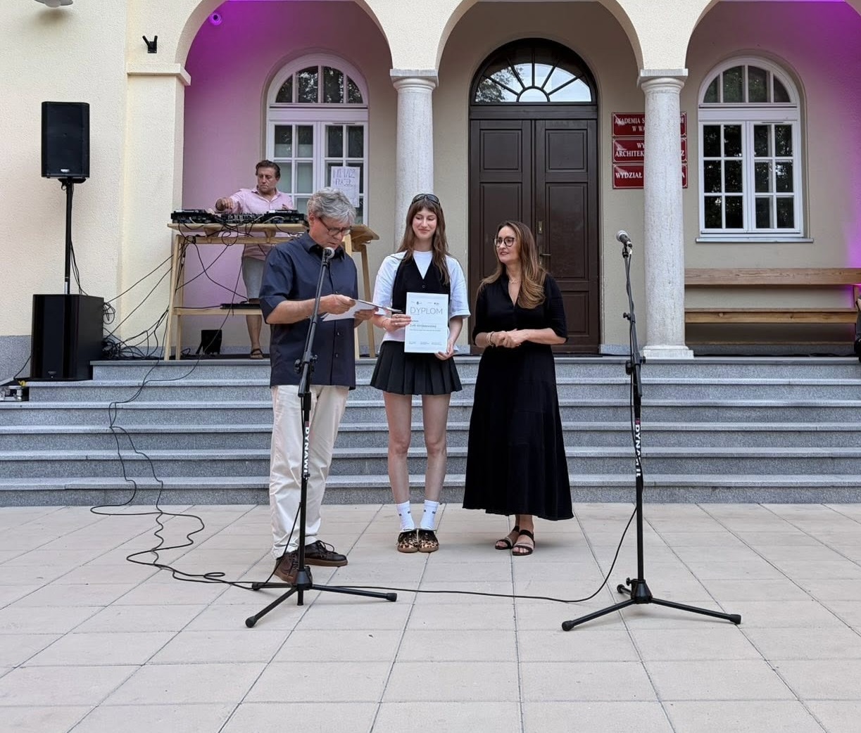 Od lewej: prof. Grzegorz Niwiński, Zofia Wróblewska – zwyciężczyni konkursu na Sportową Statuetkę Warszawy, Renata Kaznowska – Wiceprezydent m.st. Warszawy