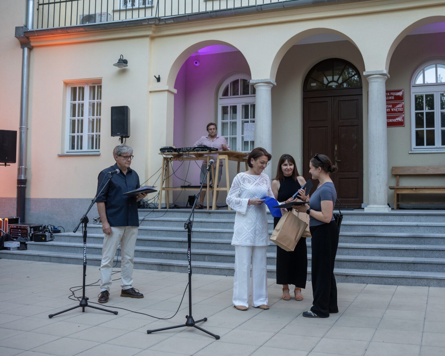 Od lewej: Prof. Grzegorz Niwiński – Dziekan Wydziału Wzornictwa, dr hab. Barbara Kowalewska, prof. uczelni – Prorektor ds. studenckich i jakości kształcenia, Agnieszka Mwabasi z Programu Erasmus+, Julia Bąk, fot. Patryk Stokowski