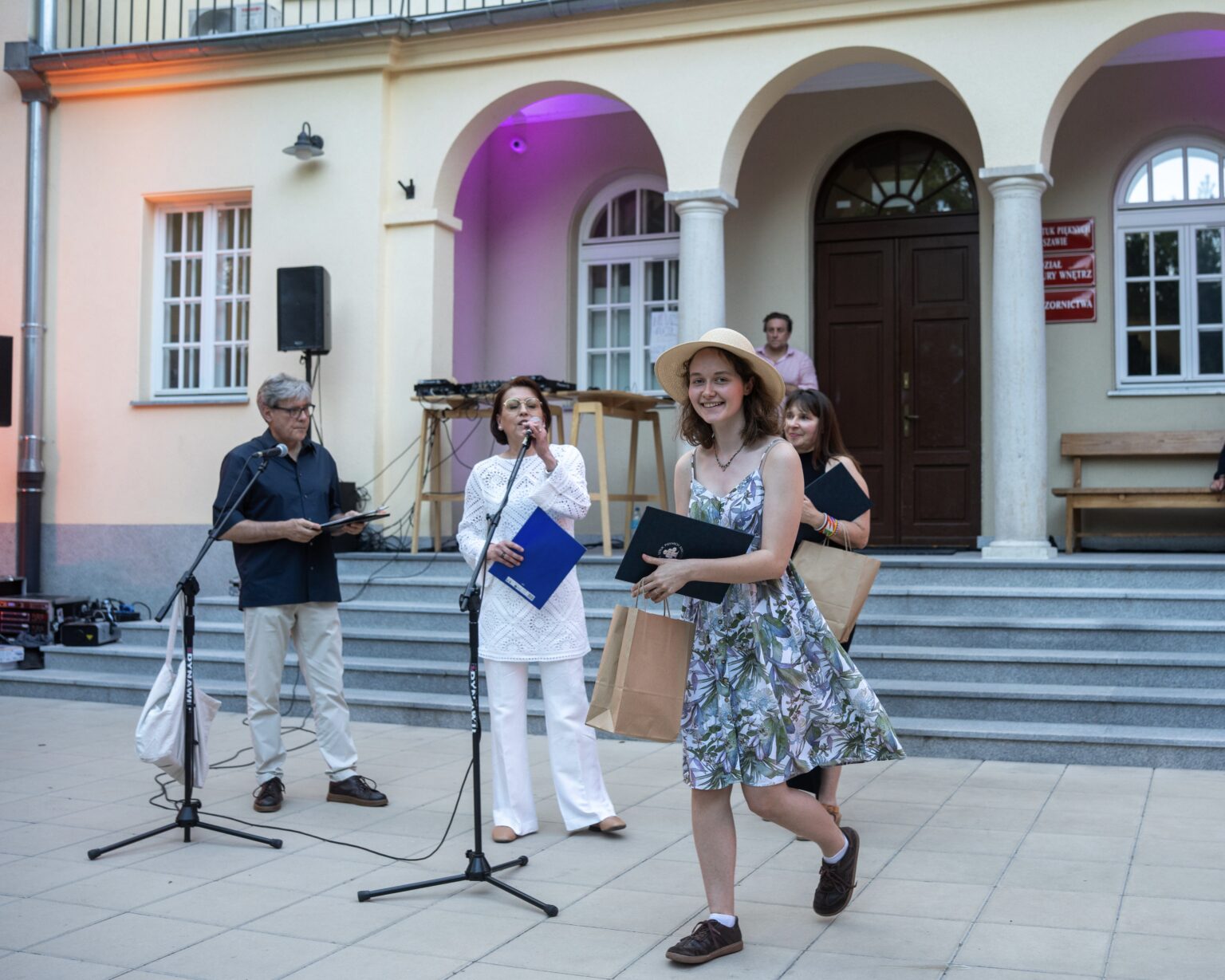 Od lewej: Prof. Grzegorz Niwiński – Dziekan Wydziału Wzornictwa, dr hab. Barbara Kowalewska, prof. uczelni – Prorektor ds. studenckich i jakości kształcenia, Gariela Białek, Agnieszka Mwabasi z Programu Erasmus+, fot. Patryk Stokowski