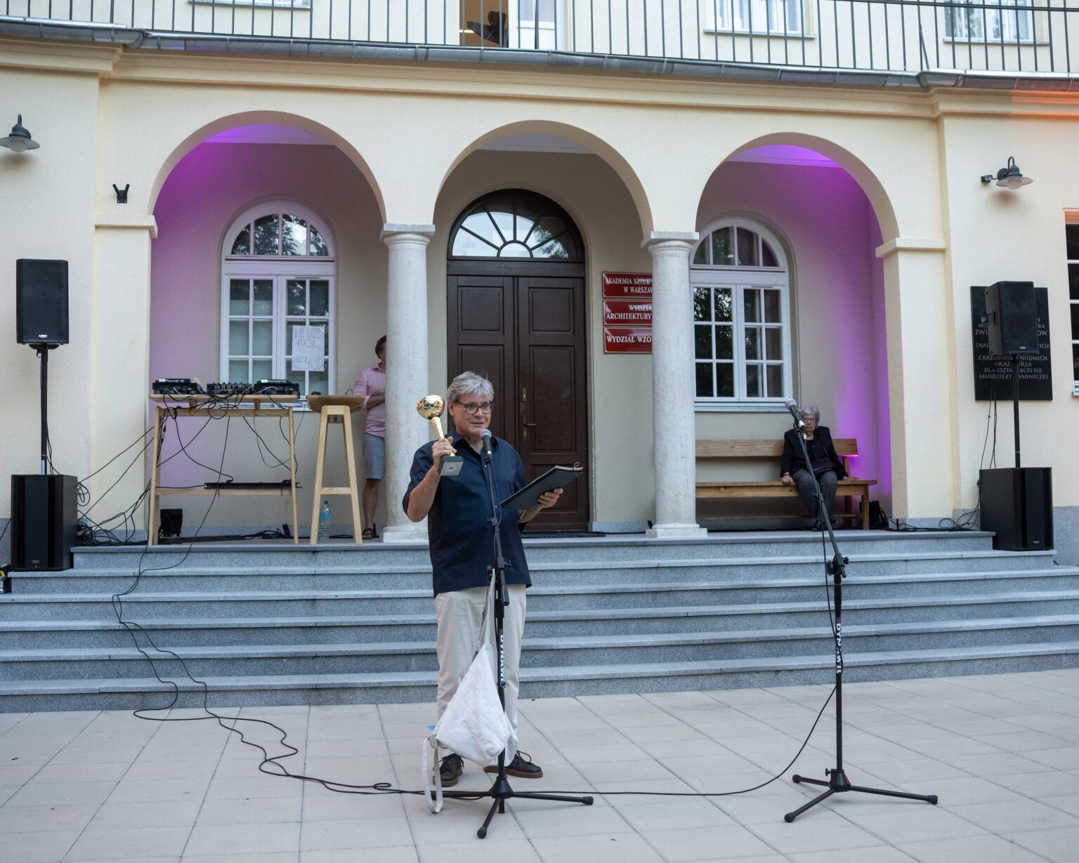 Wręczenie pucharu w II Międzywydziałowych Mistrzostwach ASP w Warszawie w Piłce Nożnej w czasie Inauguracji Akademii Otwartej 2026 - wystawy końcoworocznej na Wydziale Wzornictwa, fot. Patryk Stokowski