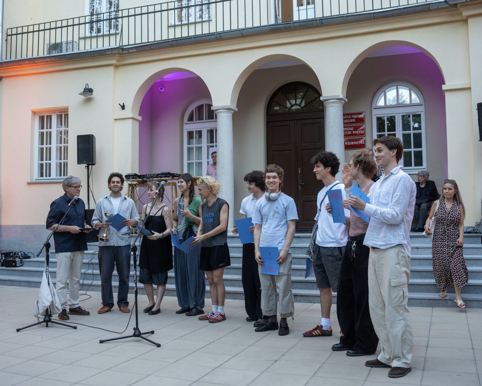 Wręczenie pucharu w II Międzywydziałowych Mistrzostwach ASP w Warszawie w Piłce Nożnej w czasie Inauguracji Akademii Otwartej 2026 - wystawy końcoworocznej na Wydziale Wzornictwa, fot. Patryk Stokowski