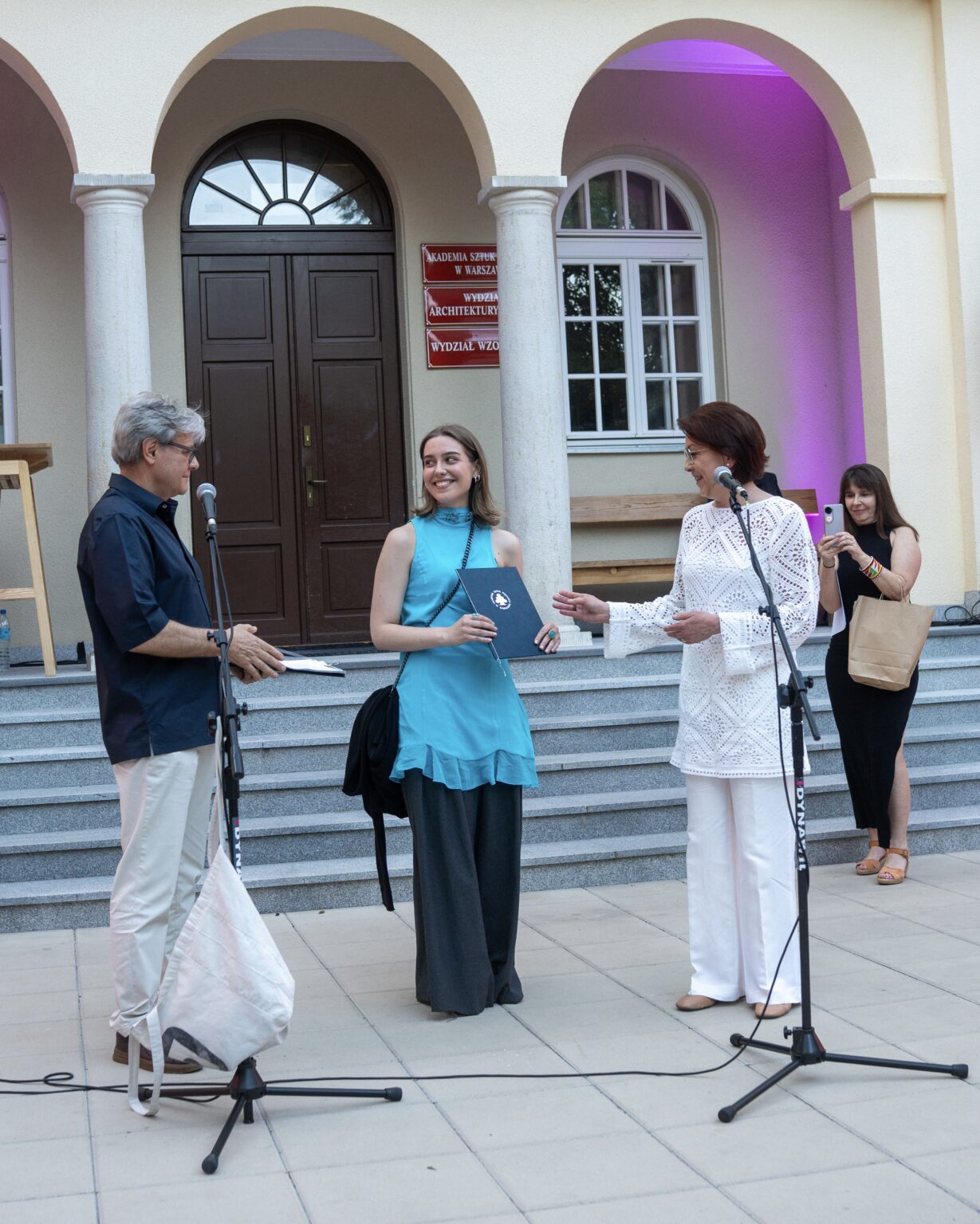 Od lewej: Prof. Grzegorz Niwiński – Dziekan Wydziału Wzornictwa, Helena Kondratowicz, dr hab. Barbara Kowalewska, prof. uczelni – Prorektor ds. studenckich i jakości kształcenia, Agnieszka Mwabasi z Programu Erasmus+, fot. Patryk Stokowski