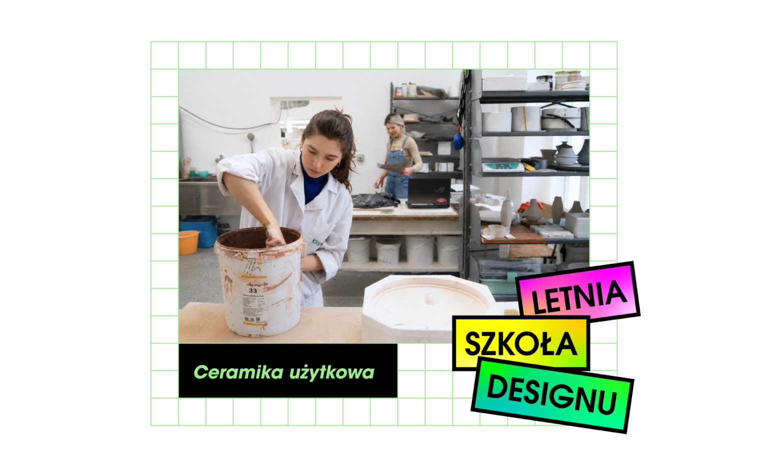 Zdjęcie przedstawiające dwie młode kobiety pracujące w warsztacie ceramicznym Wydziału Wzornictwa ASP w Warszawie, Zdjęcie reklamuje kurs "Ceramika użytkowa" w ramach Letniej Szkoły Designu 2026