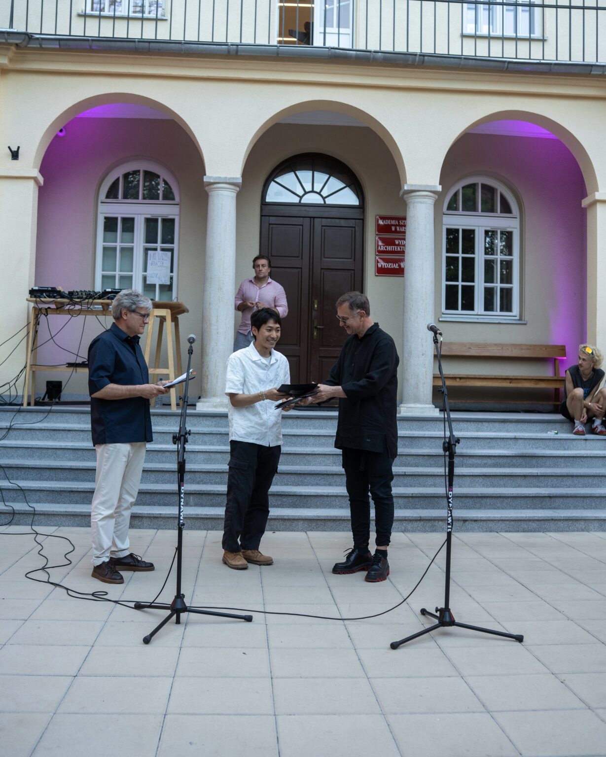 Wręczenie nagród podczas inauguracji Akademii Otwartej – wystawy końcoworocznej na Wydziale Wzornictwa, fot. Patryk Stokowski